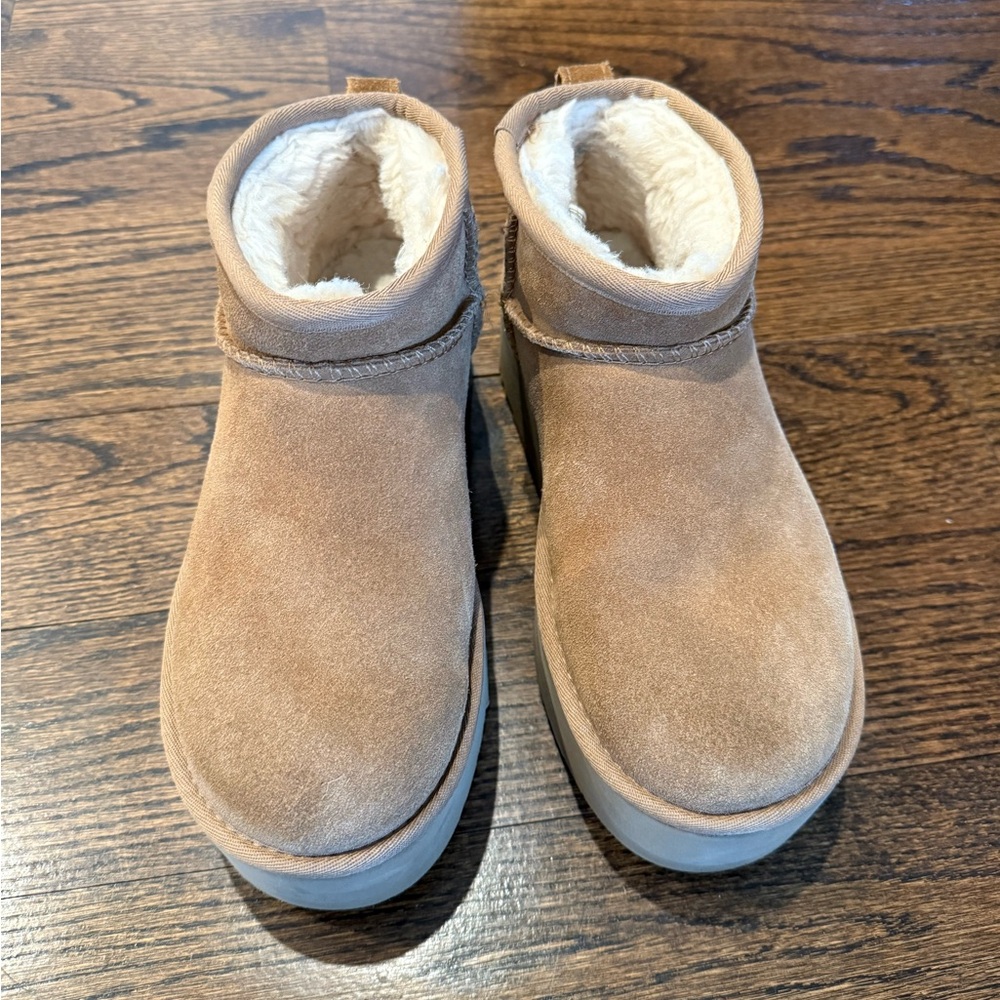 Women Ugg ultra mini chestnut - sz 7